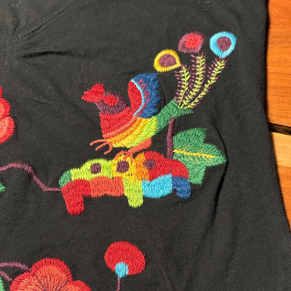 Floral embroidered black V neck short sleeve artsy folk art tropical - Picture 2 of 9